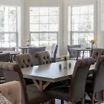 Hounds Tooth Inn
