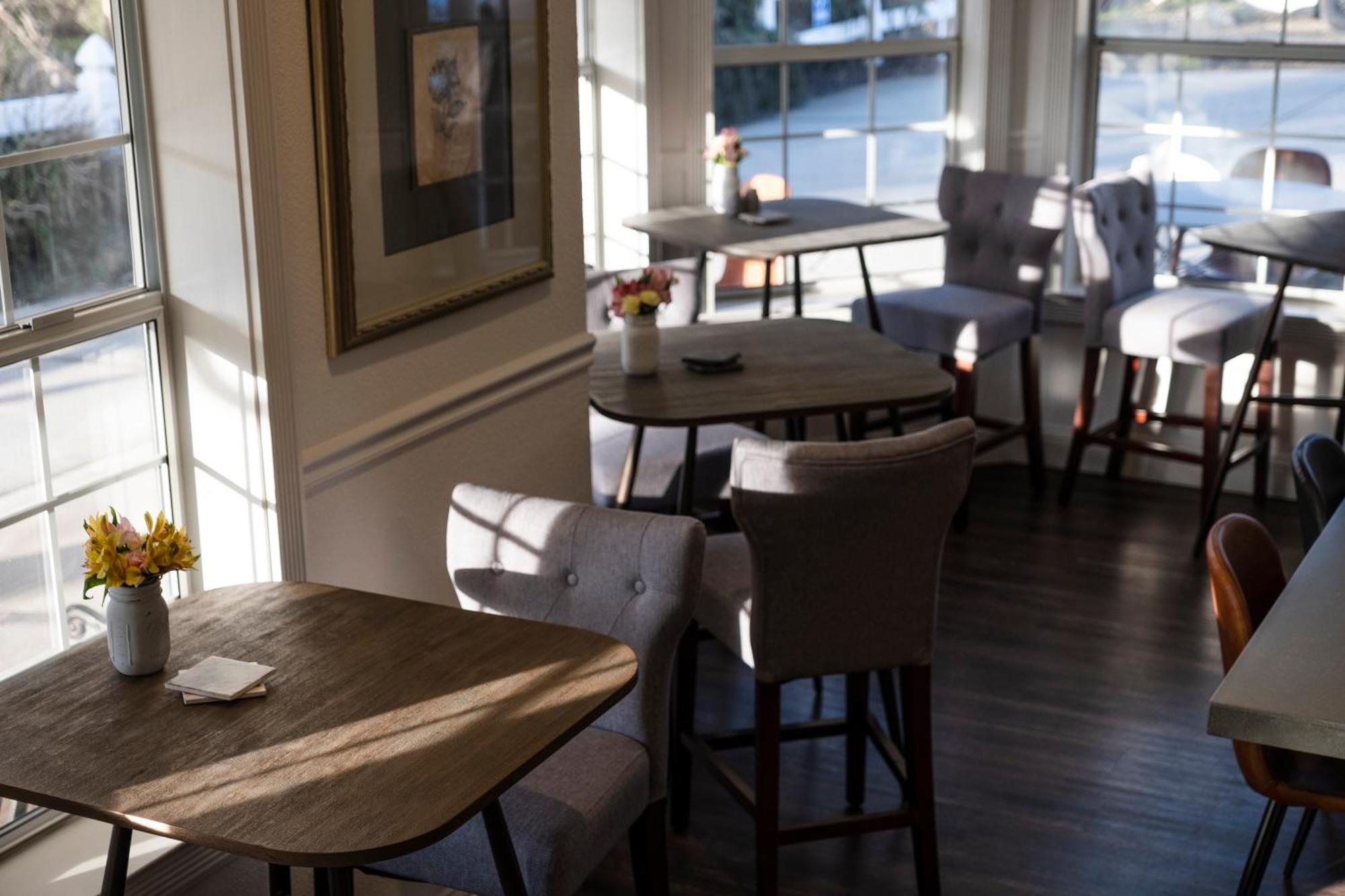 Hounds Tooth Oakhurst