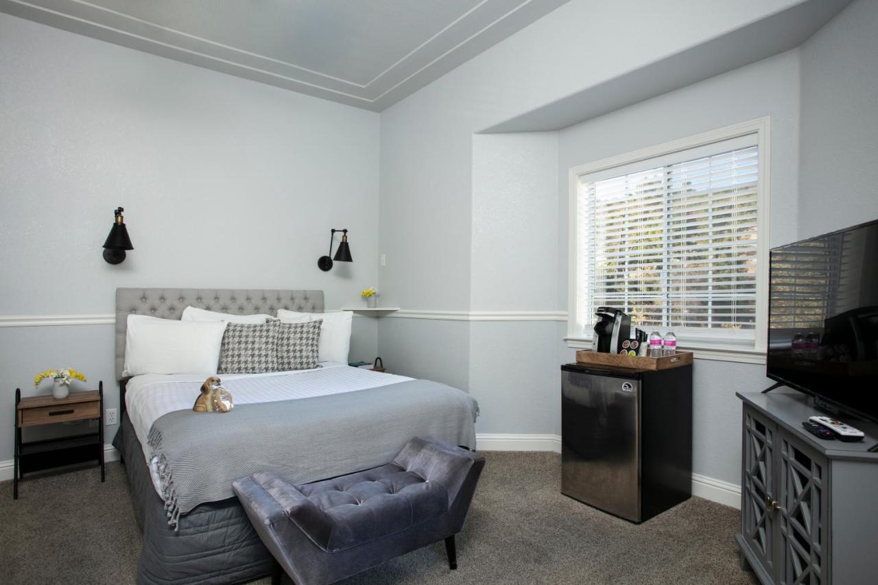 Hounds Tooth Bed & Breakfast Oakhurst