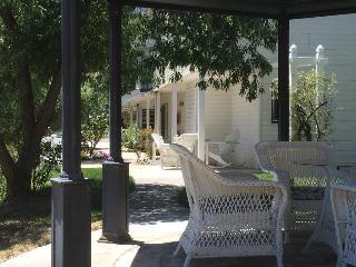 Hounds Tooth Bed & Breakfast Oakhurst